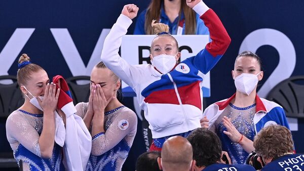 Российские спортсменки, члены сборной России (команда ОКР) Лилия Ахаимова, Ангелина Мельникова, Виктория Листунова и Лилия Ахаимова (слева направо), завоевавшие золотые медали в командном многоборье среди женщин на соревнованиях по спортивной гимнастике на XXXII летних Олимпийских играх в Токио Российские спортсменки, члены сборной России (команда ОКР) Лилия Ахаимова, Ангелина Мельникова, Виктория Листунова и Лилия Ахаимова (слева направо), завоевавшие золотые медали в командном многоборье среди женщин на соревнованиях по спортивной гимнастике на XXXII летних Олимпийских играх в Токио