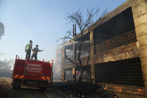Турецкие пожарные во время ликвидации последствий лесного пожара в Анталье