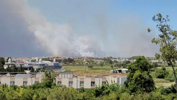 Дым от лесного пожара в Манавгате, Анталья, Турция
