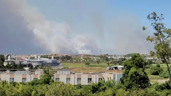Дым от лесного пожара в Манавгате, Анталья, Турция