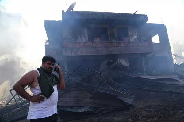 Мужчина возле сгоревшего дома в результате лесного пожара в Анталье, Турция