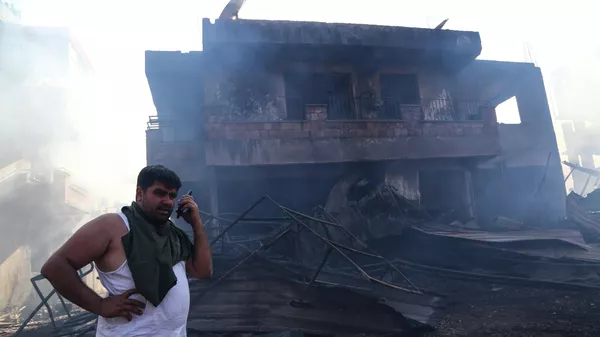 Мужчина возле сгоревшего дома в результате лесного пожара в Анталье, Турция