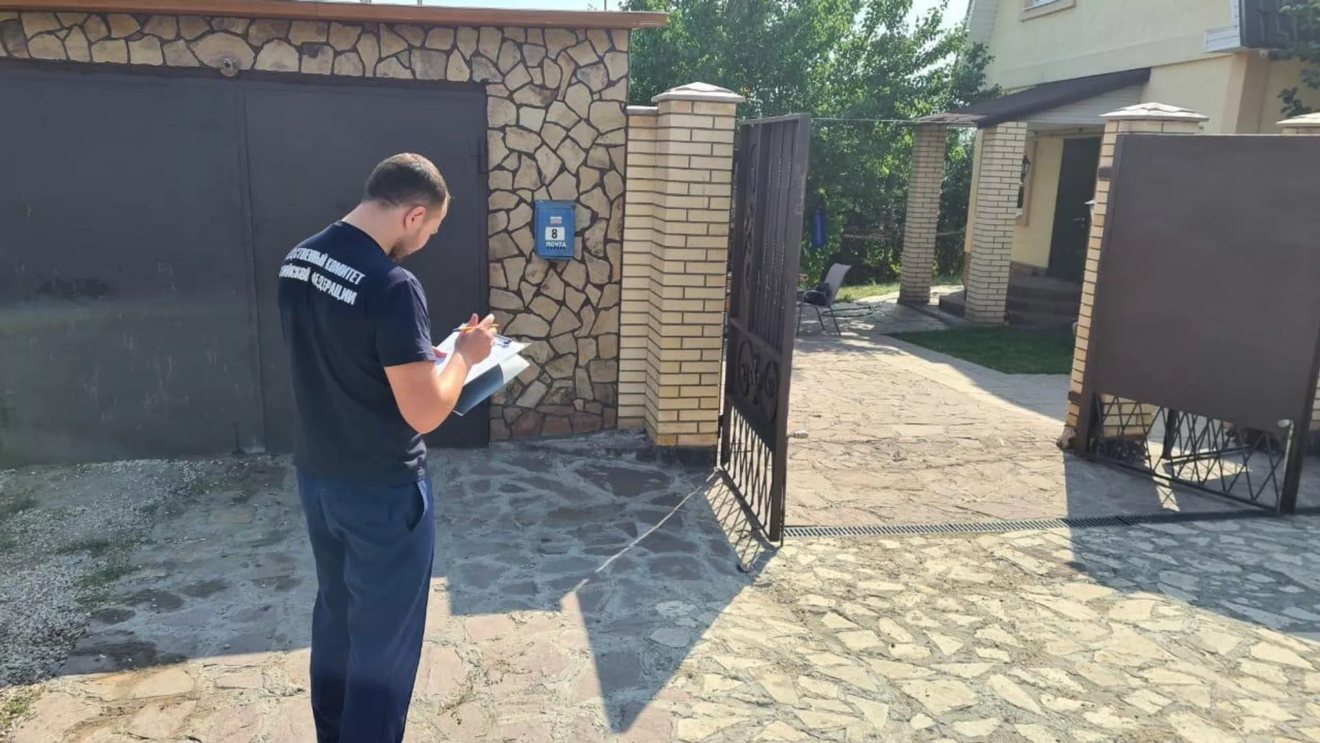 Сотрудник Следственного комитета у дома подозреваемого в убийстве девушки в поселке Петра Дубрава Сотрудник Следственного комитета у дома подозреваемого в убийстве девушки в поселке Петра Дубрава - РИА Новости, 1920, 30.07.2021