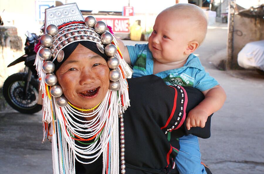 Сыну 8 месяцев, Северный Таиланд. Торговки на рынке никак не наиграются с малышом. 2010 год 