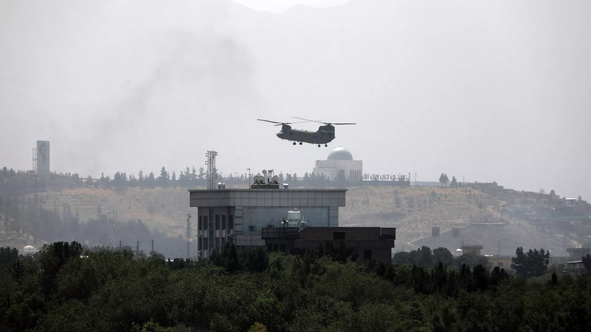 Вертолет США Chinook пролетает над посольством США в Кабуле - РИА Новости, 1920, 15.08.2021