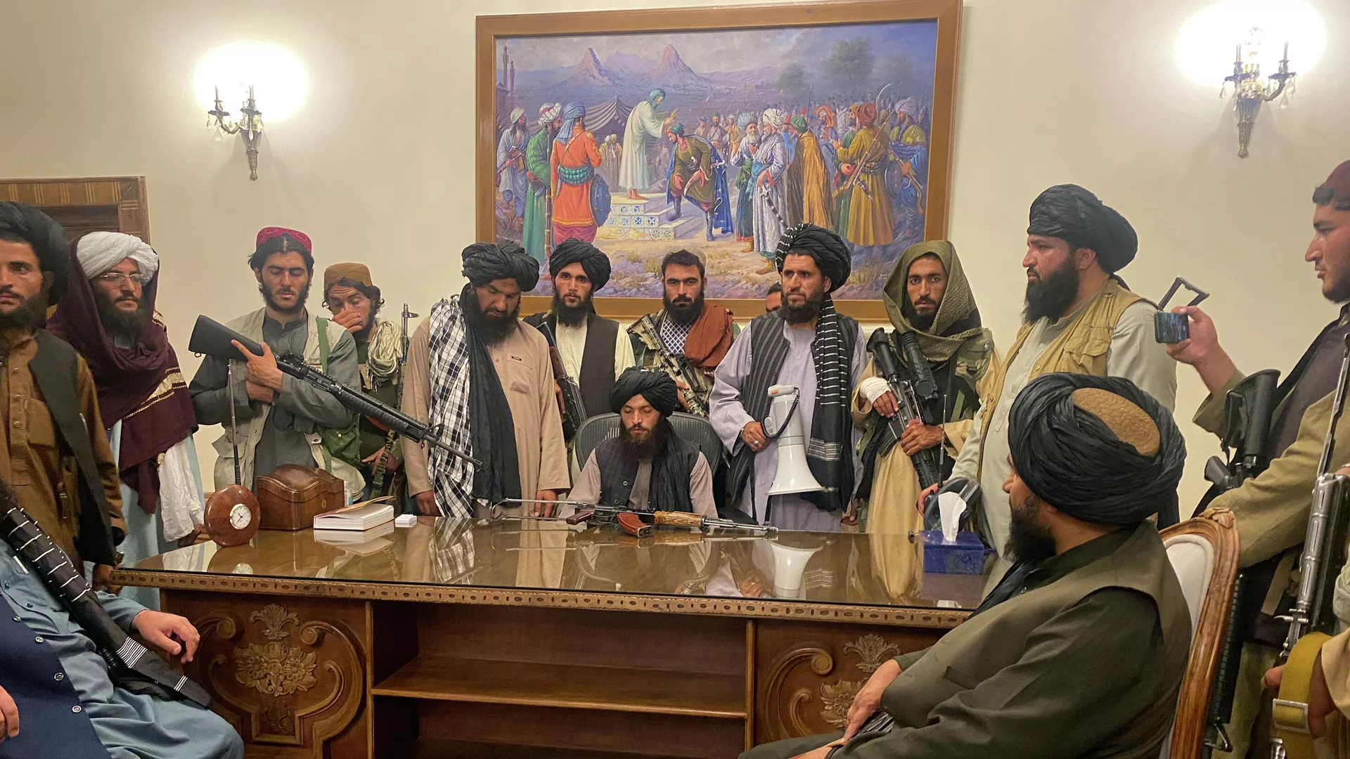 Боевики Талибана* в президентском дворце в Кабуле, Афганистан - РИА Новости, 1920, 16.08.2021