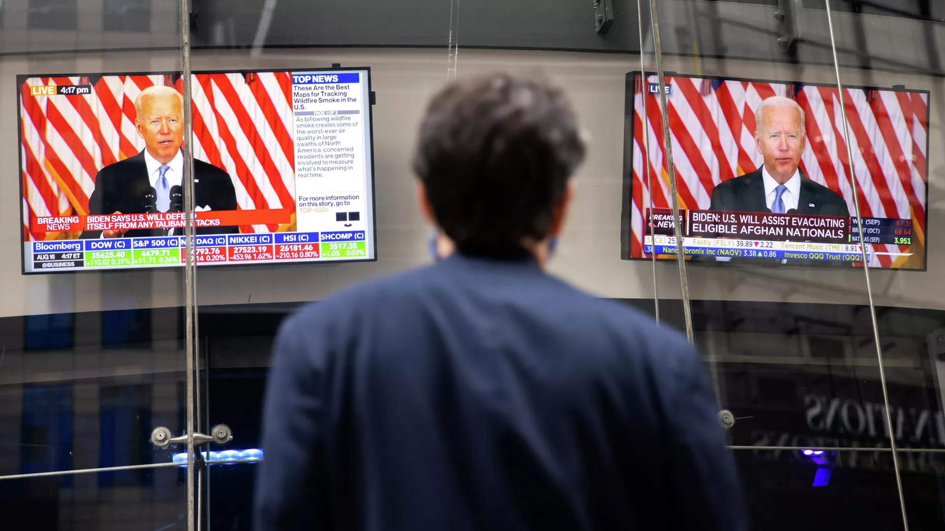Транслирование выступления президента США Джо Байдена с заявлением по ситуации в Афганистане на Таймс-сквер в Нью-Йорке - РИА Новости, 1920, 20.08.2021
