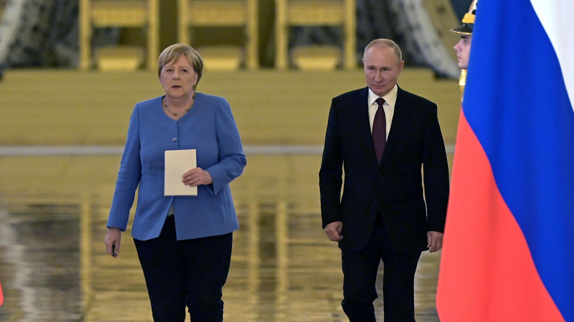 Путин обсудил с Меркель сделку Германии и США по "Северному потоку — 2"