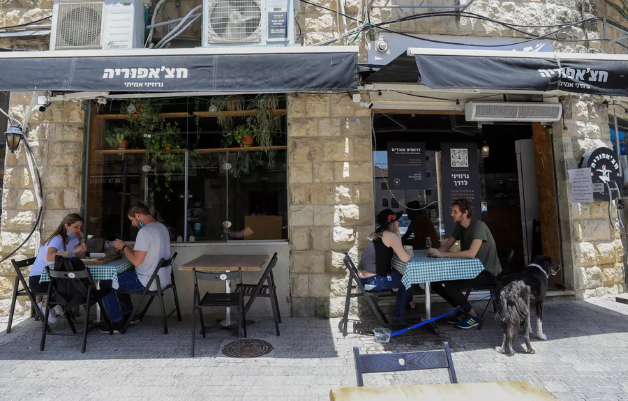 Посетители в кафе в Иерусалиме 