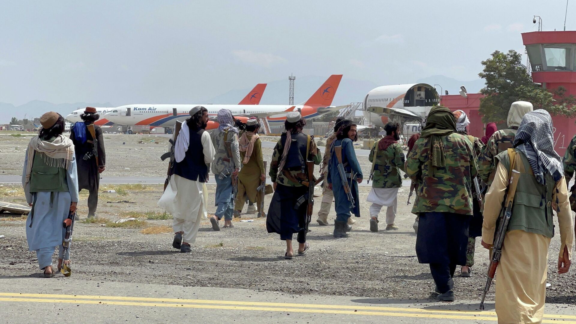 Члены Талибана* в международном аэропорту Хамида Карзая в Кабуле после вывода американских войск - РИА Новости, 1920, 02.09.2021