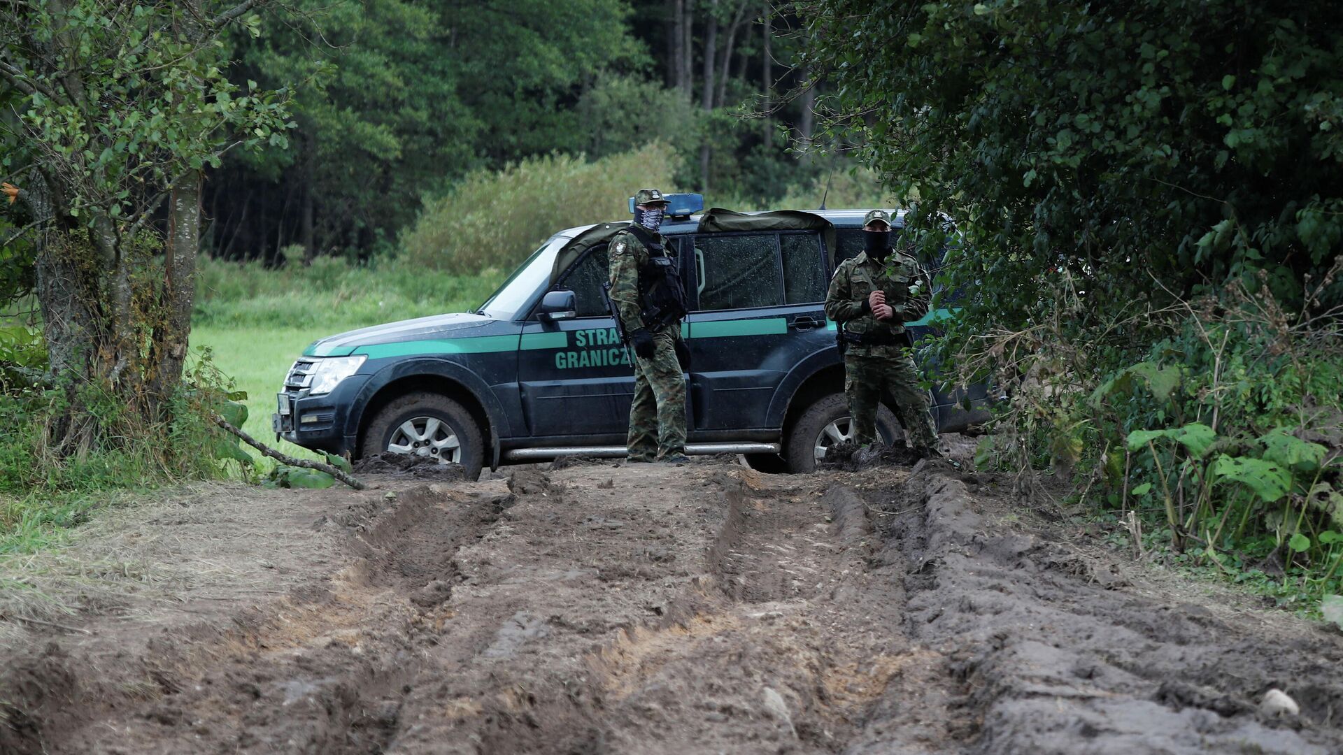 Польские пограничники спасли из болота на границе с Белоруссией восьмерых нелегалов