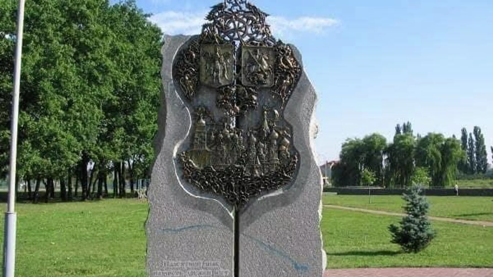 Памятник дружбе с Москвой демонтирован в Голосеевском районе Киева - РИА Новости, 1920, 06.09.2021