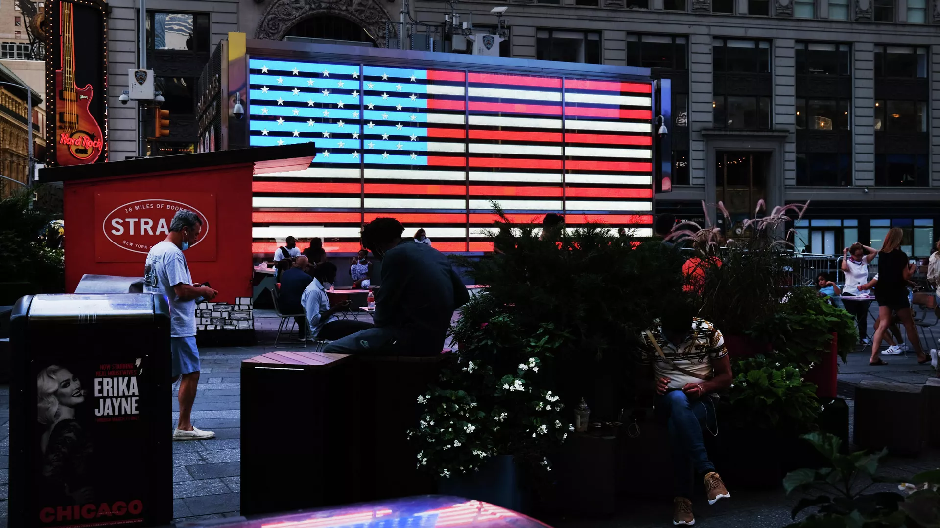 Прохожие на площади Тайм-сквер Прохожие на площади Тайм-сквер - РИА Новости, 1920, 07.09.2021