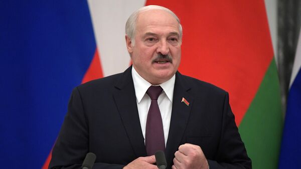 Лукашенко заявил о конфронтации с властями соседних стран