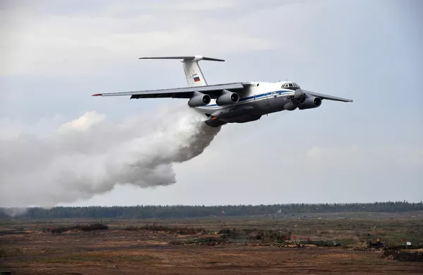 Тяжелый военно-транспортный самолёт Ил-76ТД сбрасывает воду во время основного этапа учений Запад-2021 на полигоне Мулино