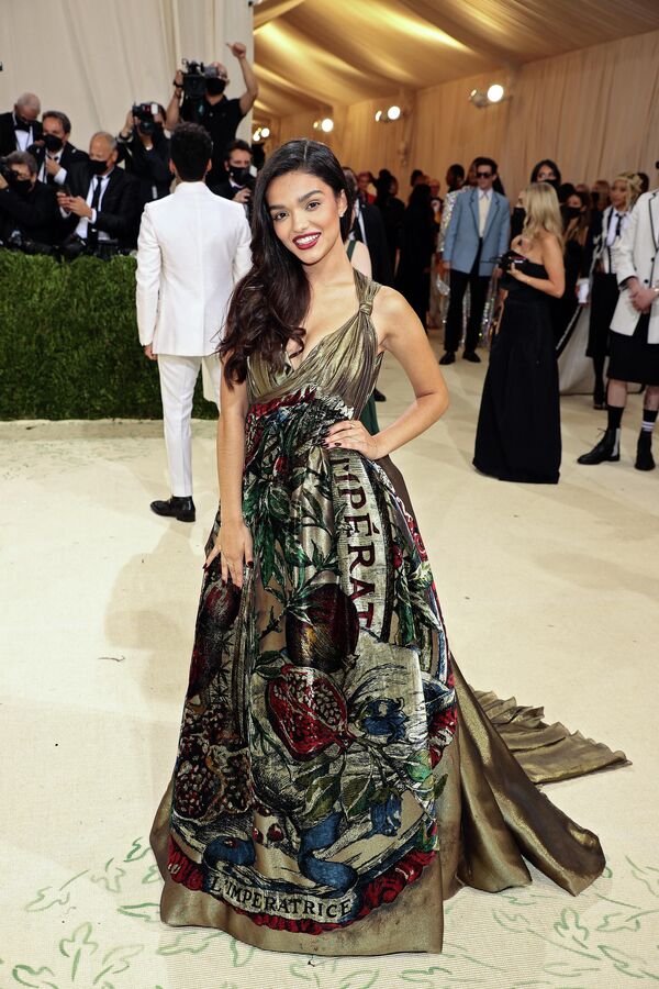 Рэйчел Зеглер на балу Института костюма Met Gala в Нью-Йорке Рэйчел Зеглер на балу Института костюма Met Gala в Нью-Йорке