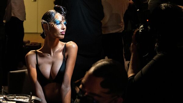 Модель позирует фотографу перед показом коллекции The Blonds Spring/Summer 2022 на Неделе моды в Нью-Йорке Модель позирует фотографу перед показом коллекции The Blonds Spring/Summer 2022 на Неделе моды в Нью-Йорке
