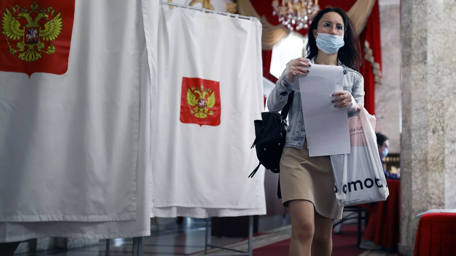 Девушка голосует на избирательном участке №20-10 в Краснодаре - РИА Новости, 1920, 17.09.2021
