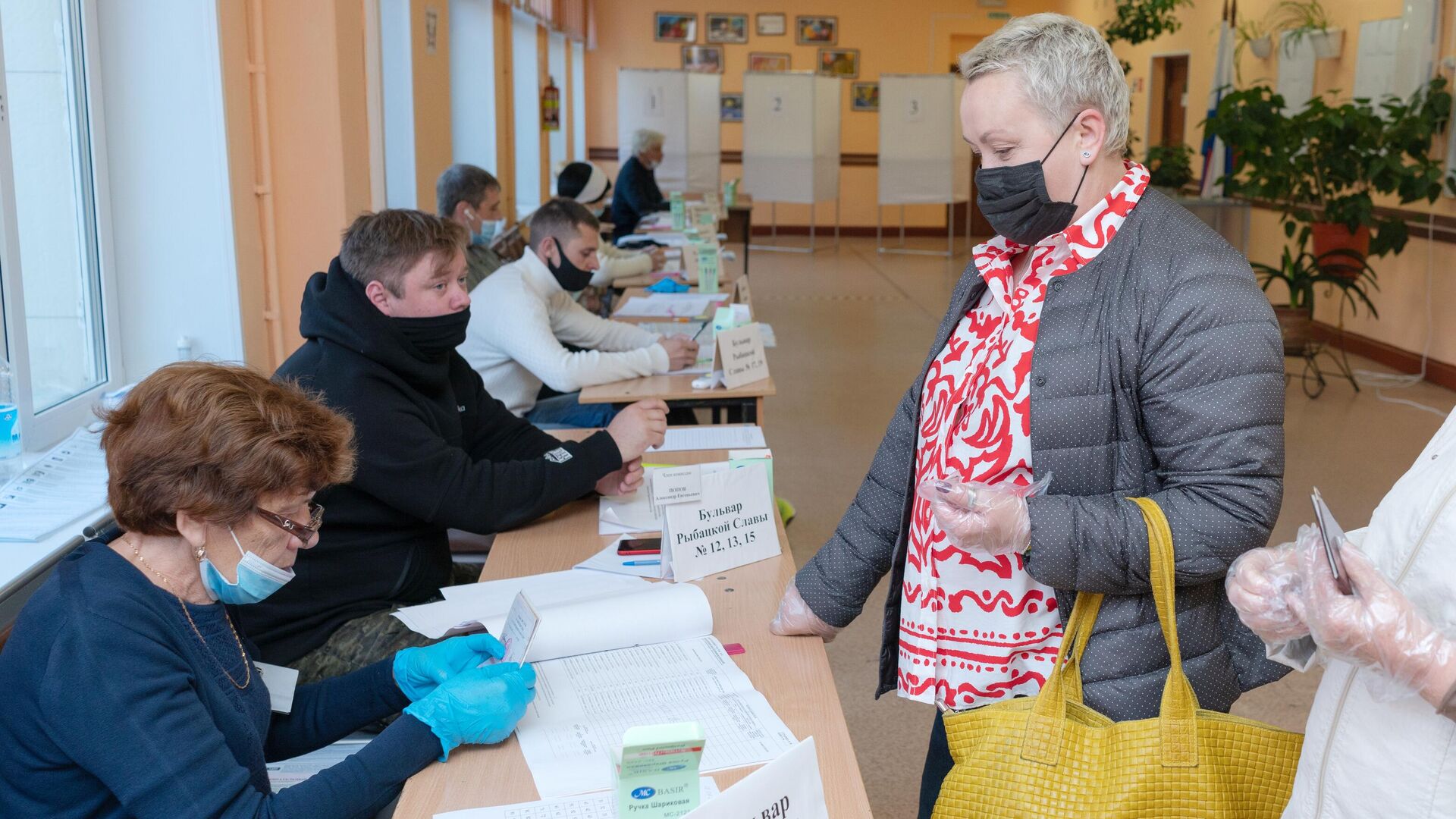 Свердловский губернатор пришел голосовать с костылем