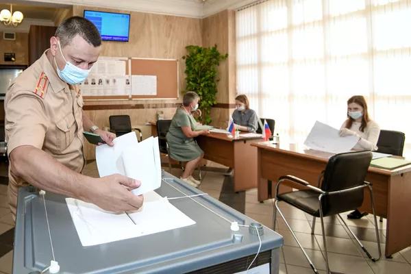 Мужчина голосует на выборах депутатов Государственной Думы Федерального собрания Российской Федерации VIII созыва на избирательном участке № 8017 в Баку