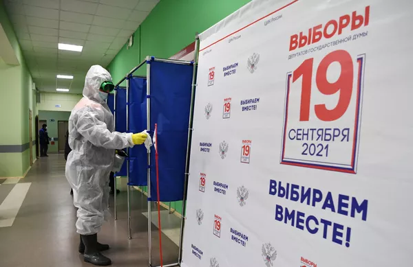 Дезинфекция кабинок на избирательном участке, где проходит голосование на выборах депутатов Государственной Думы РФ