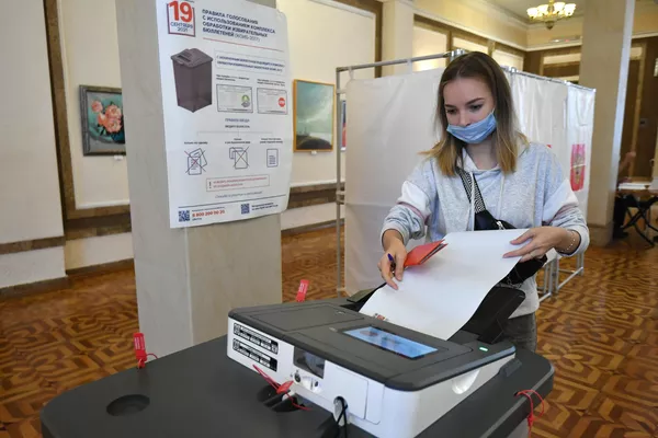 Избиратель на участке во время голосования на выборах депутатов Государственной Думы РФ в Бахчисарайском районе Крыма