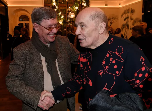 Актеры Александр Филиппенко и Владимир Ерёмин (слева) на премьере фильма Иван Денисович в кинотеатре Художественный в Москве.