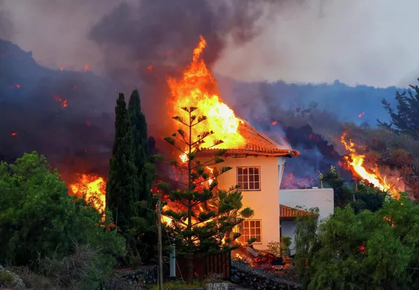 Дом горит в результате извержения вулкана в национальном парке Кумбре-Вьеха в Лос-Льянос-де-Аридане на Канарском острове Ла-Пальма.