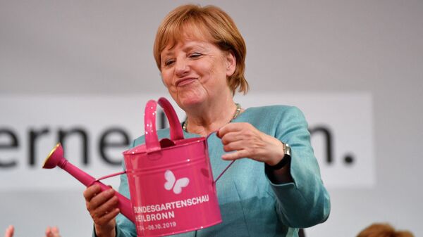 Канцлер Германии Ангела Меркель держит лейку, которую она получила в подарок во время предвыборного митинга Христианско-демократического союза в Хайльбронне, южная Германия. 16 августа 2017 года Канцлер Германии Ангела Меркель держит лейку, которую она получила в подарок во время предвыборного митинга Христианско-демократического союза в Хайльбронне, южная Германия. 16 августа 2017 года