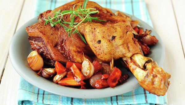Запеченная свиная рулька с овощами Запеченная свиная рулька с овощами