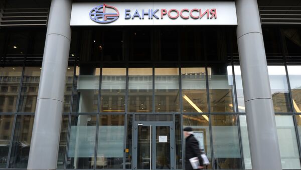 Мужчина проходит мимо здания банка Россия в Москве. Архивное фото Мужчина проходит мимо здания банка Россия в Москве. Архивное фото