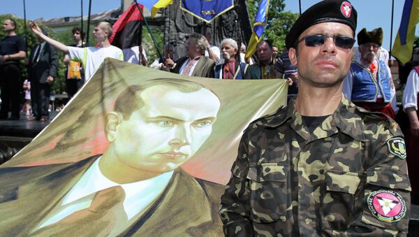 Представитель Конгресса украинских националистов с портретом Степана Бандеры. Архивное фото Представитель Конгресса украинских националистов с портретом Степана Бандеры. Архивное фото