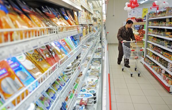 Мужчина выбирает продукты в магазине Мужчина выбирает продукты в магазине