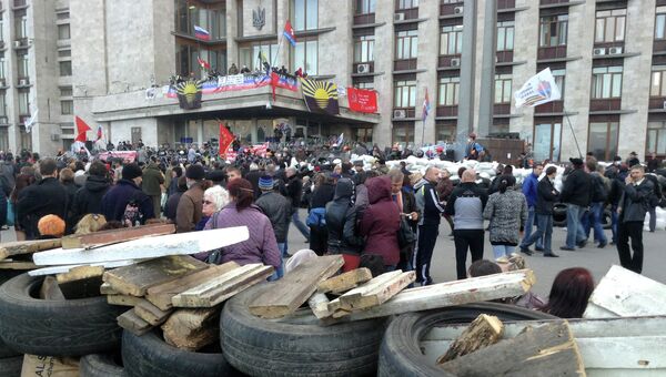 Митингующие у здания Областной государственной администрации Донецка. Архивное фото Митингующие у здания Областной государственной администрации Донецка. Архивное фото