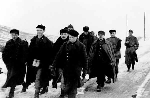 Советские военнопленные в Уппдале по дороге с работы зимой 1945 г. Советские военнопленные в Уппдале по дороге с работы зимой 1945 г.