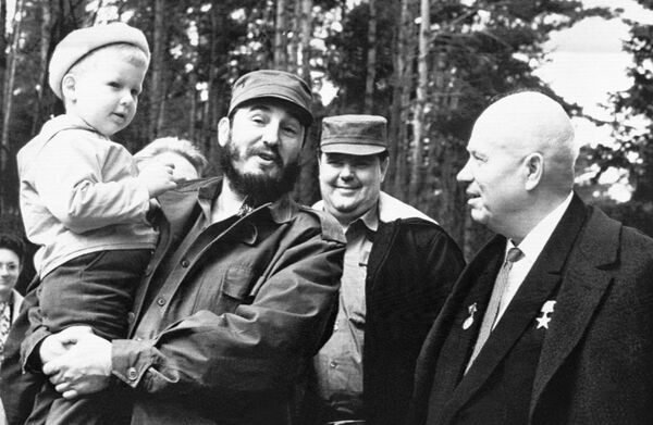 Кубинский премьер-министр Фидель Кастро держит на руках Ивана, внука Никиты Хрущева во время визита в загородный дом Никиты Хрущева, апрель 1963 года Кубинский премьер-министр Фидель Кастро держит на руках Ивана, внука Никиты Хрущева во время визита в загородный дом Никиты Хрущева, апрель 1963 года