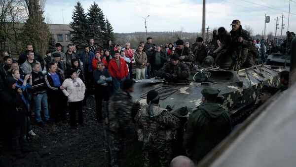 Украинские солдаты возле Краматорска 17 апреля 2014 Украинские солдаты возле Краматорска 17 апреля 2014