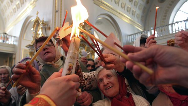 Благодатный огонь доставлен в города России Благодатный огонь доставлен в города России