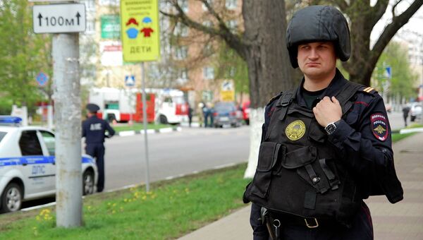 Сотрудник правоохранительных органов рядом со зданием банка Западный в Белгороде Сотрудник правоохранительных органов рядом со зданием банка Западный в Белгороде
