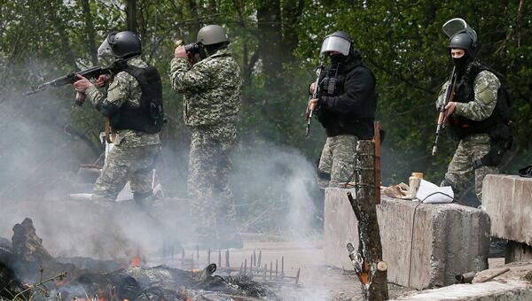 Украинские военные у блокпоста на подъезде к Славянску Украинские военные у блокпоста на подъезде к Славянску