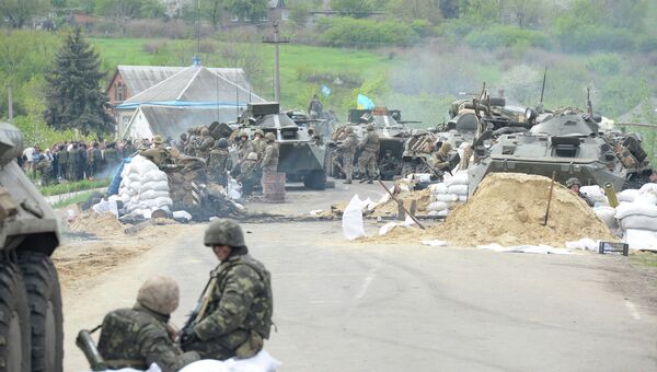 Украинские военные у села Андреевское около города Славянска. Архивное фото Украинские военные у села Андреевское около города Славянска. Архивное фото
