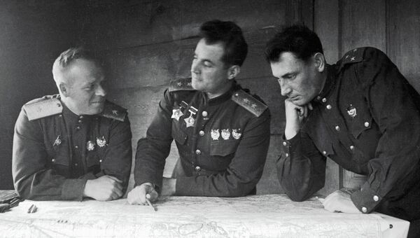 Генерал-лейтенант Иван Черняховский (в центре) с офицерами в штабе 60-ой армии. Архивное фото Генерал-лейтенант Иван Черняховский (в центре) с офицерами в штабе 60-ой армии. Архивное фото