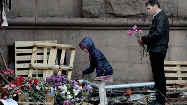 Цветы в память о погибших в результате пожара в Доме профсоюзов в Одессе. Архивное фото Цветы в память о погибших в результате пожара в Доме профсоюзов в Одессе. Архивное фото