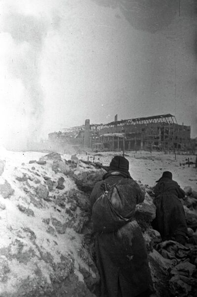 Бой на территории тракторного завода в Сталинграде, 1943 год Бой на территории тракторного завода в Сталинграде, 1943 год