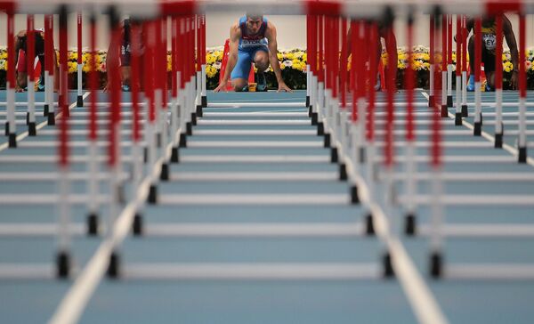 Российский спортсмен Сергей Шубенков в финальном забеге на 110 м с барьерами среди мужчин на чемпионате мира по легкой атлетике в Москве. Август 2013 года Российский спортсмен Сергей Шубенков в финальном забеге на 110 м с барьерами среди мужчин на чемпионате мира по легкой атлетике в Москве. Август 2013 года
