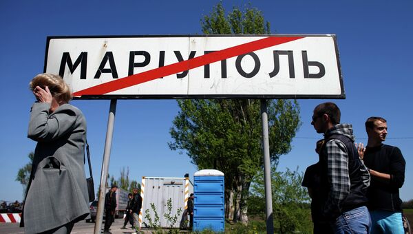 У блокпоста на окраине Мариуполя У блокпоста на окраине Мариуполя