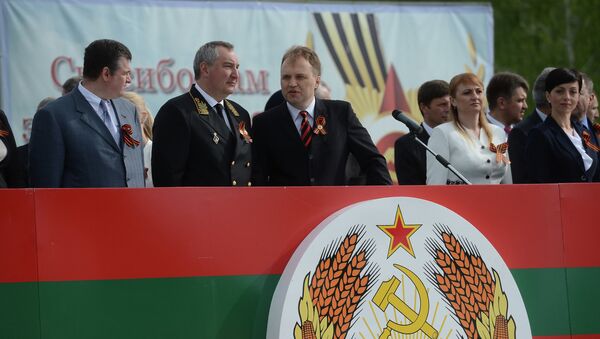 Дмитрий Рогозин и Евгений Шевчук во время торжественных мероприятий посвященных Дню Победы в Приднестровье Дмитрий Рогозин и Евгений Шевчук во время торжественных мероприятий посвященных Дню Победы в Приднестровье