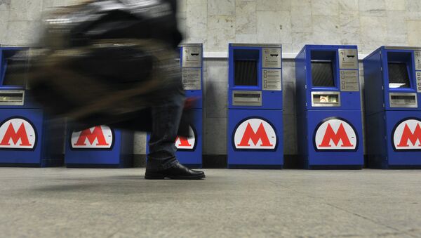 Автоматы по продаже проездных билетов в метро. Архивное фото Автоматы по продаже проездных билетов в метро. Архивное фото