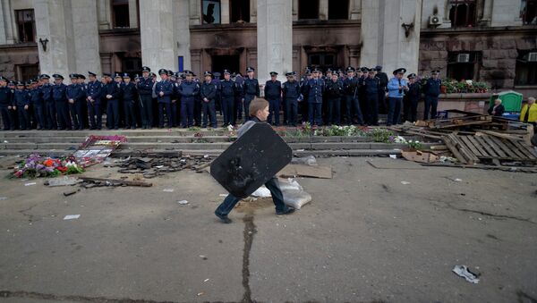 Ребенок гуляет возле сгоревшего здания Дома профсоюзов в Одессе Ребенок гуляет возле сгоревшего здания Дома профсоюзов в Одессе
