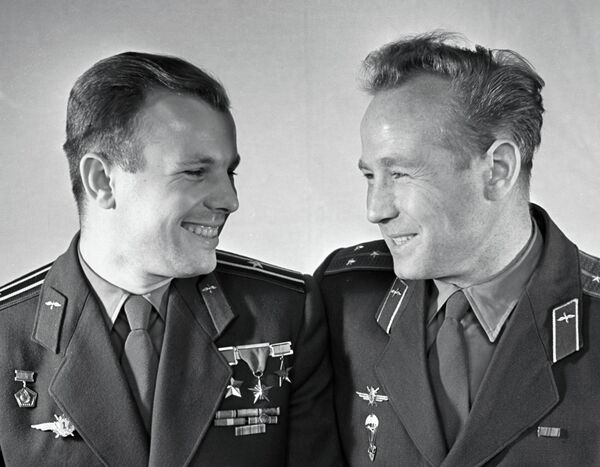 Летчики-космонавты Юрий Гагарин и Алексей Леонов Летчики-космонавты Юрий Гагарин и Алексей Леонов
